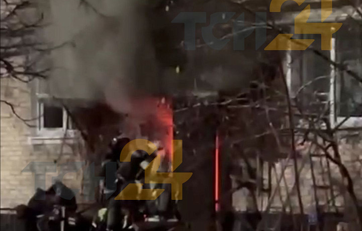 На улице Комсомольской в Туле загорелся подъезд многоэтажки