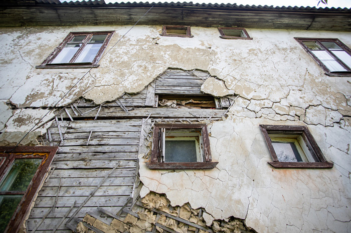 «Дыры в стенах закрываем куртками»: как жители аварийного дома в Щекинском районе пять лет ждут расселения