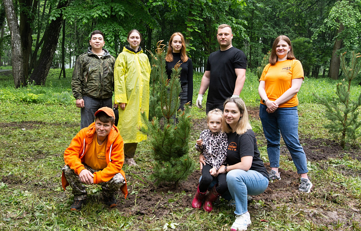 Волонтеры тульского отряда «ЛизаАлерт» высадили в Центральном парке аллею в честь пропавших детей