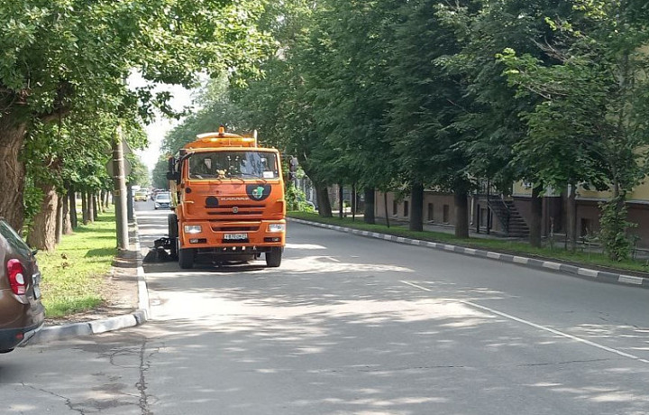 Девяносто единиц коммунальной техники вышли на уборку Тулы