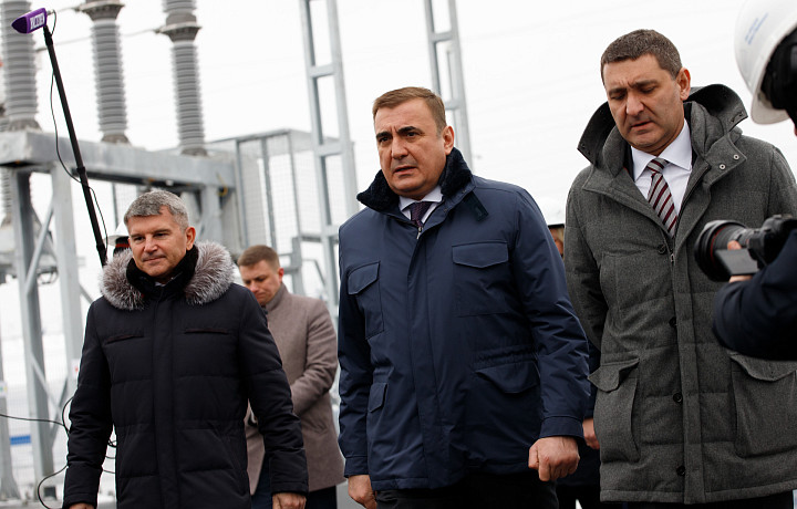 Дюмину и гендиректору «Россетей» Рюмину показали новый питающий центр в Туле