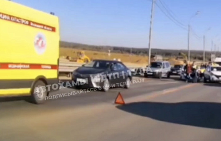 На въезде в Тульскую область собралась пробка из-за ДТП на мосту через Оку