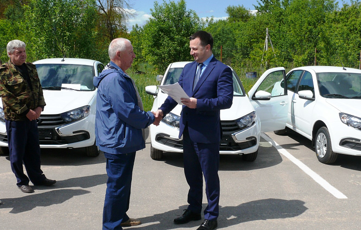 Семь туляков, пострадавшие на производстве, получили новые автомобили