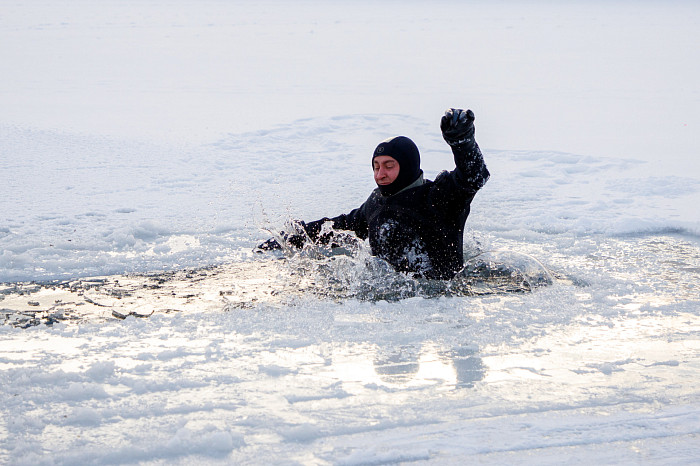 Тульские спасатели провели тренировку по спасению людей из водоемов