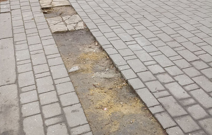 На улицах Новомосковска меняют тактильные плитки для слабовидящих пешеходов