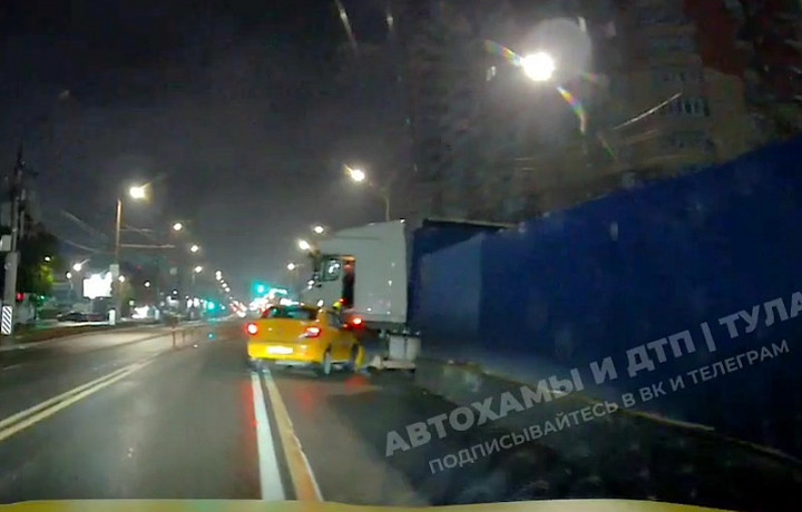 Ночью автомобиль такси врезался в фуру на Зеленстрое в Туле