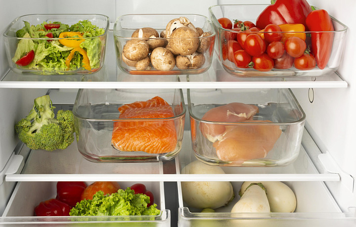 Фрукты и овощи – раздельно, сметану – вверх тормашками: как правильно хранить продукты, чтобы избежать пищевых отравлений и сохранить полезные свойства