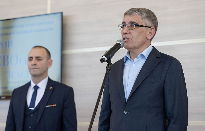 Дмитрий Миляев посетил фотовыставку «Герои СВОей Земли» в парке «Патриот»