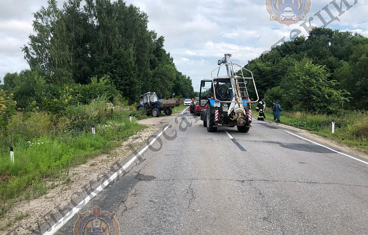 В Белевском районе водитель Renault Megane столкнулся с двумя тракторами