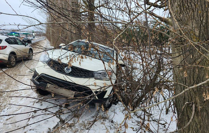 В тульском поселке Ленинский припаркованный автомобиль упал в кювет