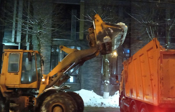 Коммунальщики продолжают устранять последствия непогоды в Туле ночью