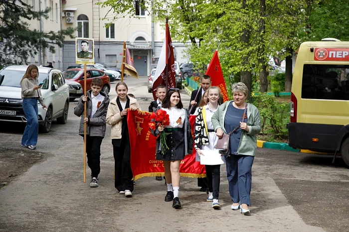 Тульские кадеты и студенты поздравили ветерана Великой Отечественной войны с наступающим Днем Победы