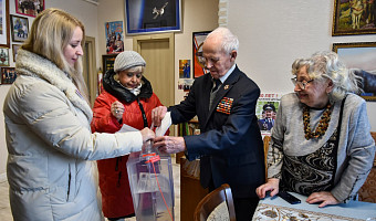 Тульский ветеран-летчик Николай Кульпов проголосовал на дому