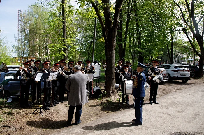 Тульские кадеты и студенты поздравили ветерана Великой Отечественной войны с наступающим Днем Победы