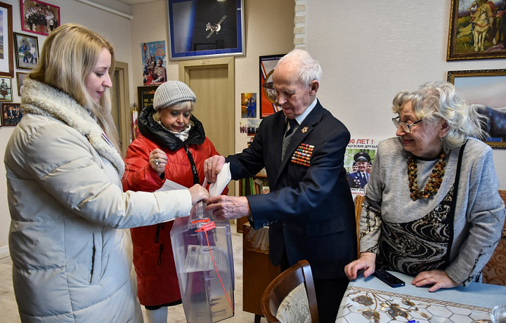 Тульский ветеран-летчик Николай Кульпов проголосовал на дому