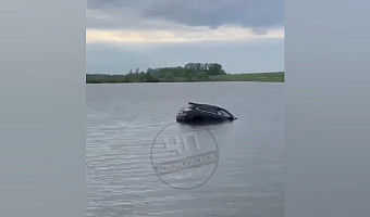 Автомобиль Lexus утонул в реке в Узловском районе