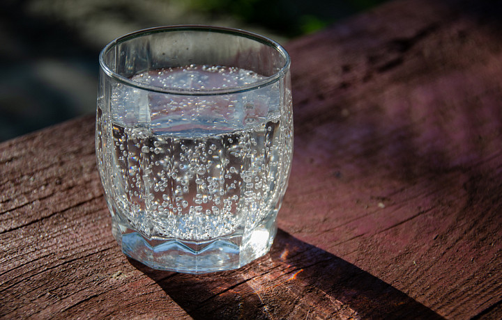 Главный гастроэнтеролог Тульской области рассказала, сколько нужно пить воды в день и можно ли заменить ее на газированную