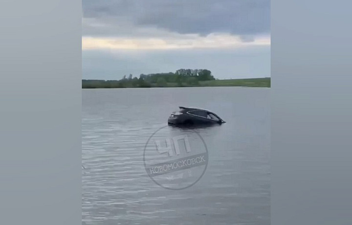 Автомобиль Lexus утонул в реке в Узловском районе