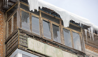 В Белёве Тульской области из-за схода снега повреждена часть кровли дома
