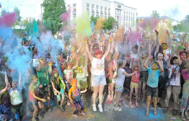 Более 100 человек посетили фестиваль красок в Туле