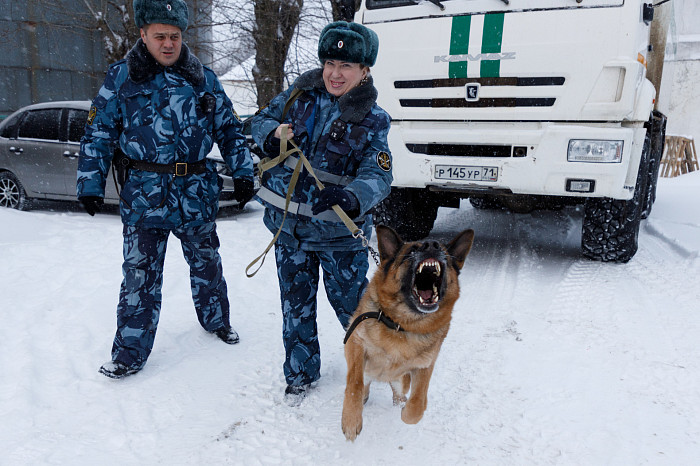 «Практически все осужденные - актеры»: конвоиры рассказали о работе со спецконтингентом