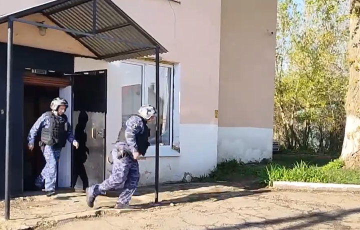 Сотрудники Росгвардии рассказали подробности задержания мужчины, ударившего трех человек ножом в Донском