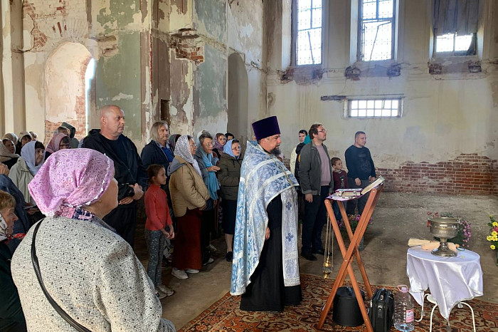 В Суворовском районе в заброшенном храме впервые прошло богослужение
