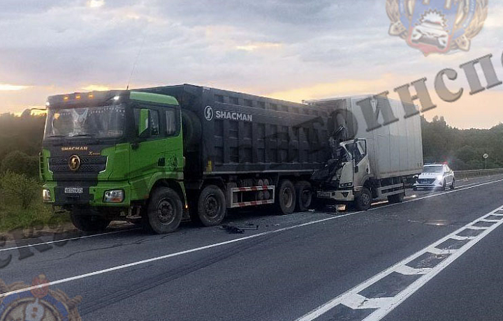 Водитель КамАЗа попал в больницу после ДТП под Алексином