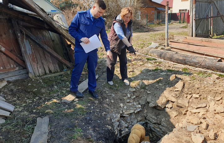 Жилой дом в Плавском районе затопило из-за порыва водопровода