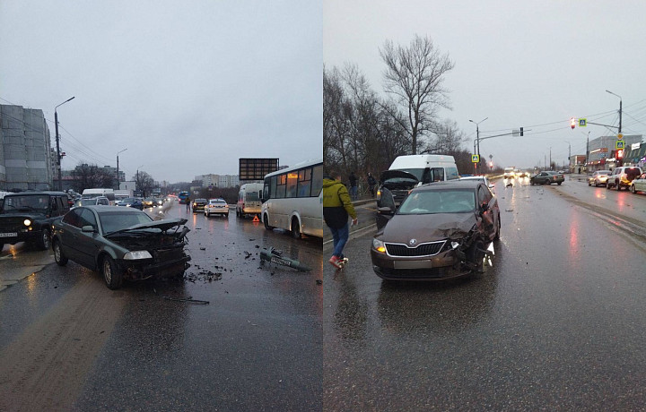 На улице Рязанской в Туле произошло ДТП с участием Volkswagen, Skoda и Ford