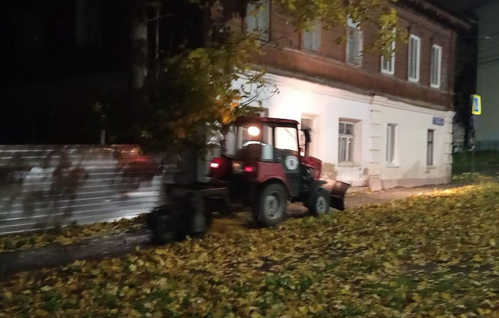 Уборка дорог и тротуаров продолжается в Туле 20 октября