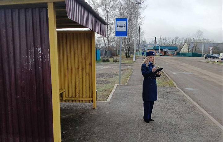 В тульском поселке Куркино нашли нарушения на автобусной остановке
