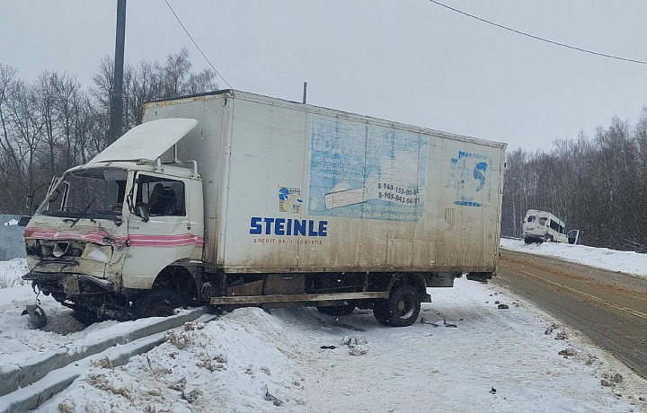 Пять человек пострадали в серьезном ДТП с автобусом и фурой на трассе М-4 «Дон» в Тульской области
