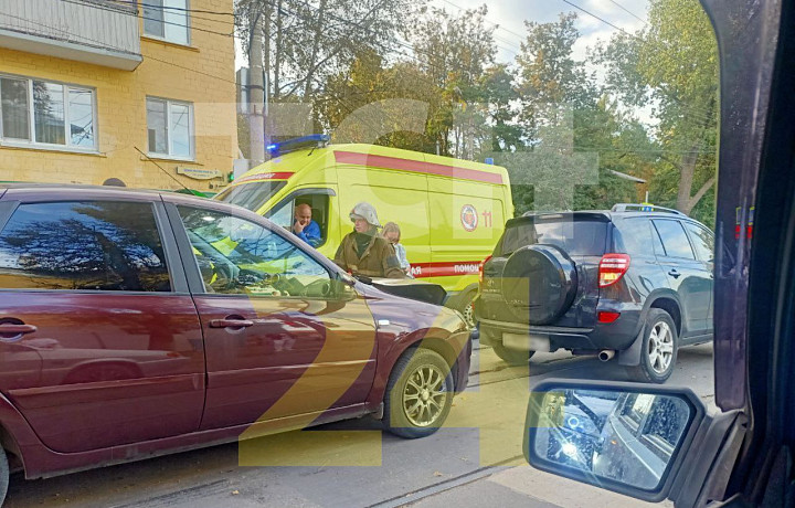 На улице Циолковского в Туле столкнулись трамвай и две легковушки