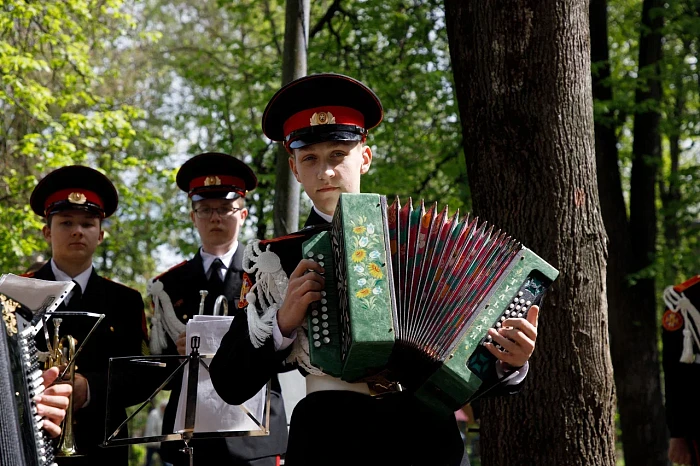 Тульские кадеты и студенты поздравили ветерана Великой Отечественной войны с наступающим Днем Победы