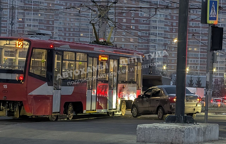 На перекрестке улицы Скуратовской и проспекта Ленина в Туле столкнулись трамвай и легковушка