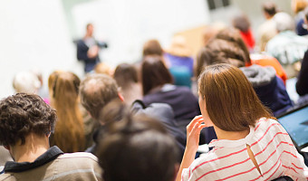 Бороться с причиной и нарабатывать опыт: психолог Лунюшин рассказал, как побороть страх публичных выступлений