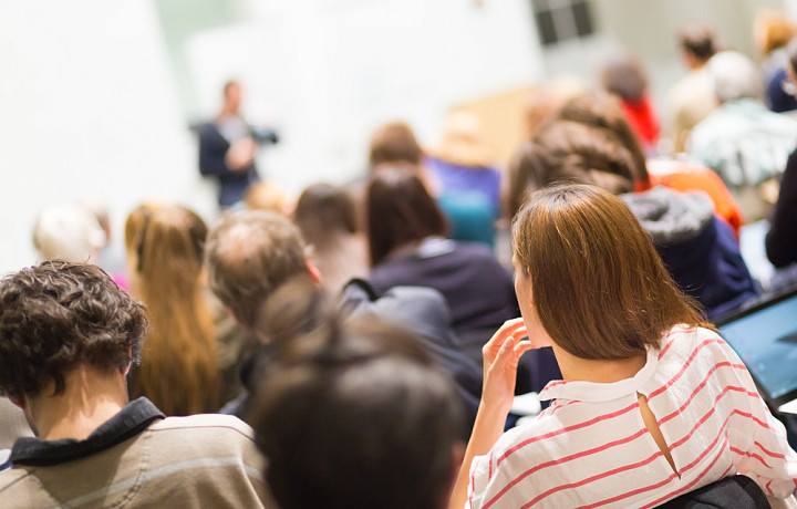 Бороться с причиной и нарабатывать опыт: психолог Лунюшин рассказал, как побороть страх публичных выступлений