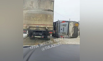 Автобус перевернулся на Венёвском шоссе в Туле