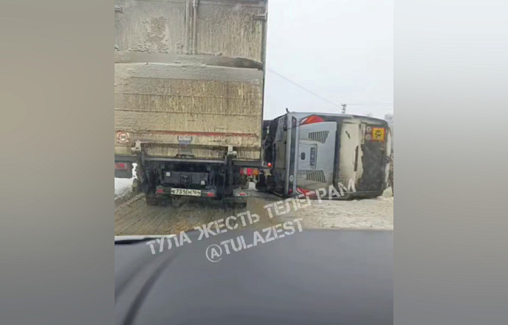Автобус перевернулся на Венёвском шоссе в Туле