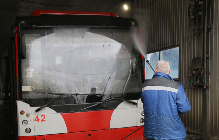 Администрация Тулы рассказала, как моют городской общественный транспорт