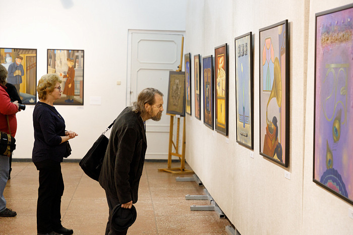 Таинственные маски и средневековые мотивы: в Туле открылась выставка художника Александра Майорова