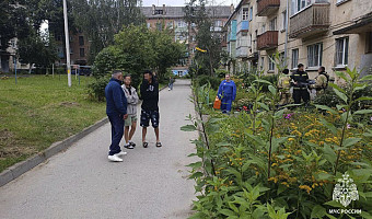 Двенадцать человек эвакуировали из-за пожара в трехэтажном доме в Суворове