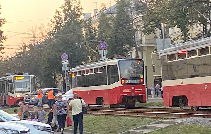 На улице Металлургов в Туле встали трамваи из-за ДТП