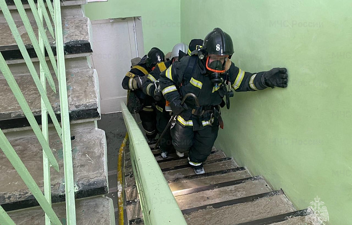 Спасатели провели пожарные учения в лицее в Щекино