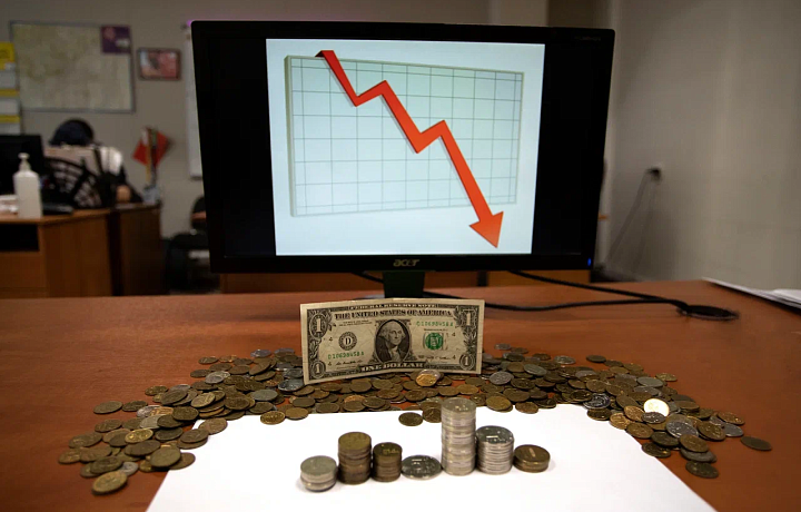 Евро в ходе торгов упал ниже доллара впервые за десять лет