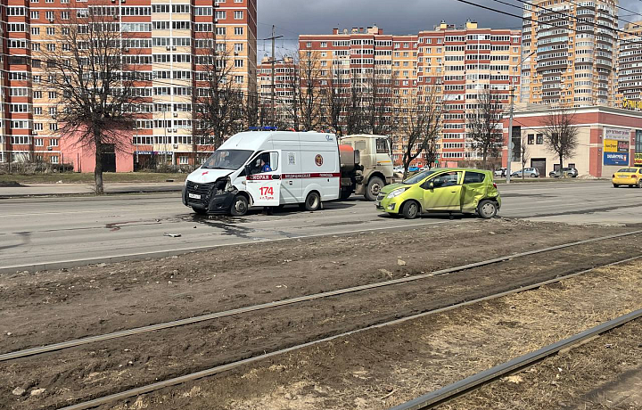 На проспекте Ленина в Туле произошло ДТП с участием машины скорой помощи