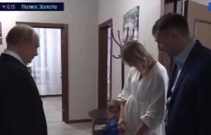 Владимир Путин угостился чаем и яблочной пастилой в гостях у тульского медика