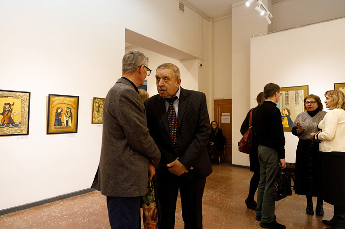 Таинственные маски и средневековые мотивы: в Туле открылась выставка художника Александра Майорова