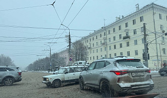 У автовокзала в Туле образовалась огромная пробка из-за неработающего светофора